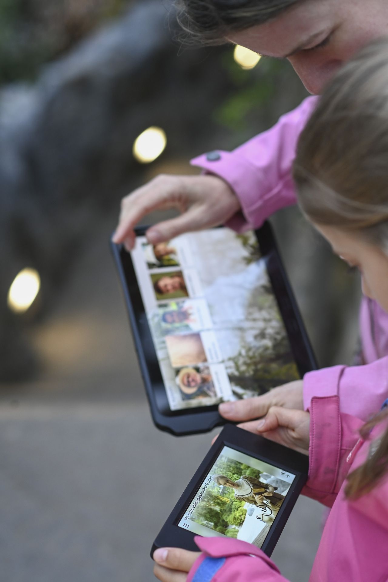Besucherinnen mit Tablet und Mediaguide Besucherinnen mit Tablet und Mediaguide
