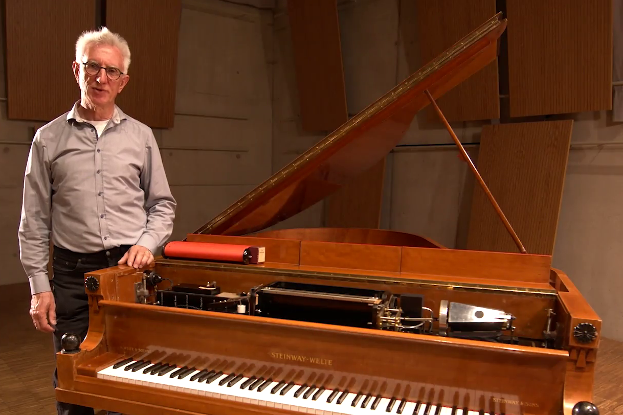 Mitarbeiter des Augustinermuseums neben dem Flügel