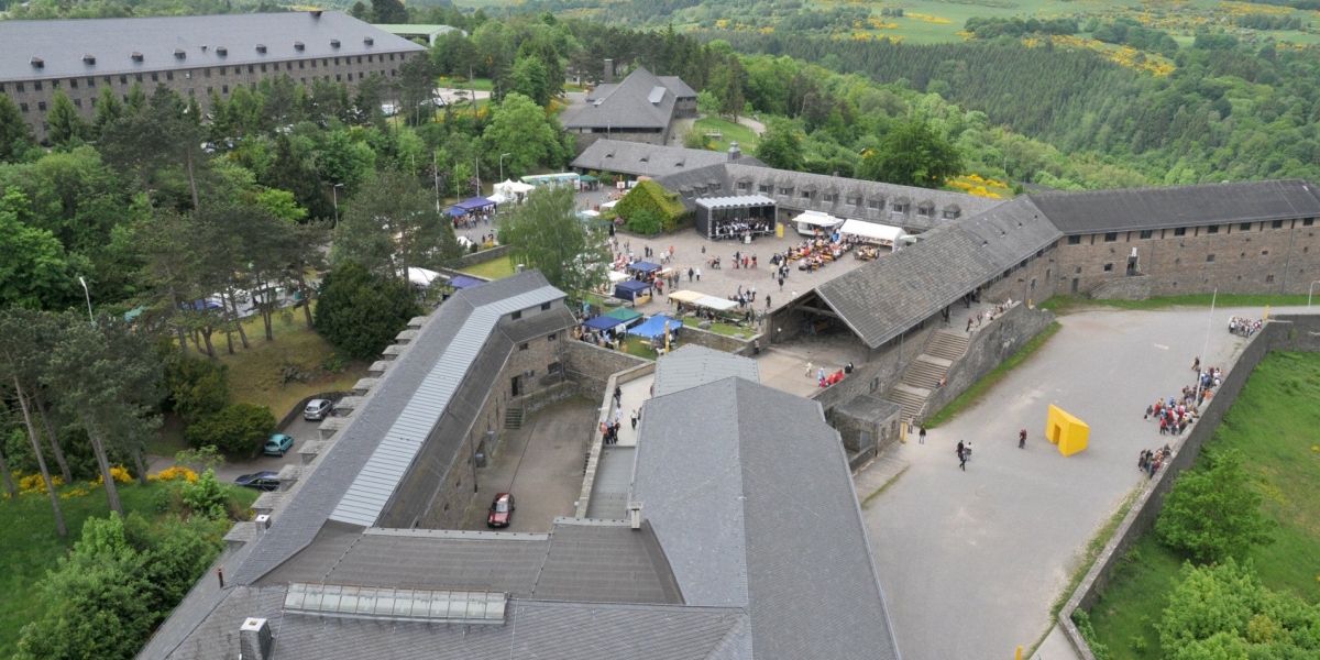 Blick über das Forum der Ordensburg Vogelsang im Nationalpark Eifel
