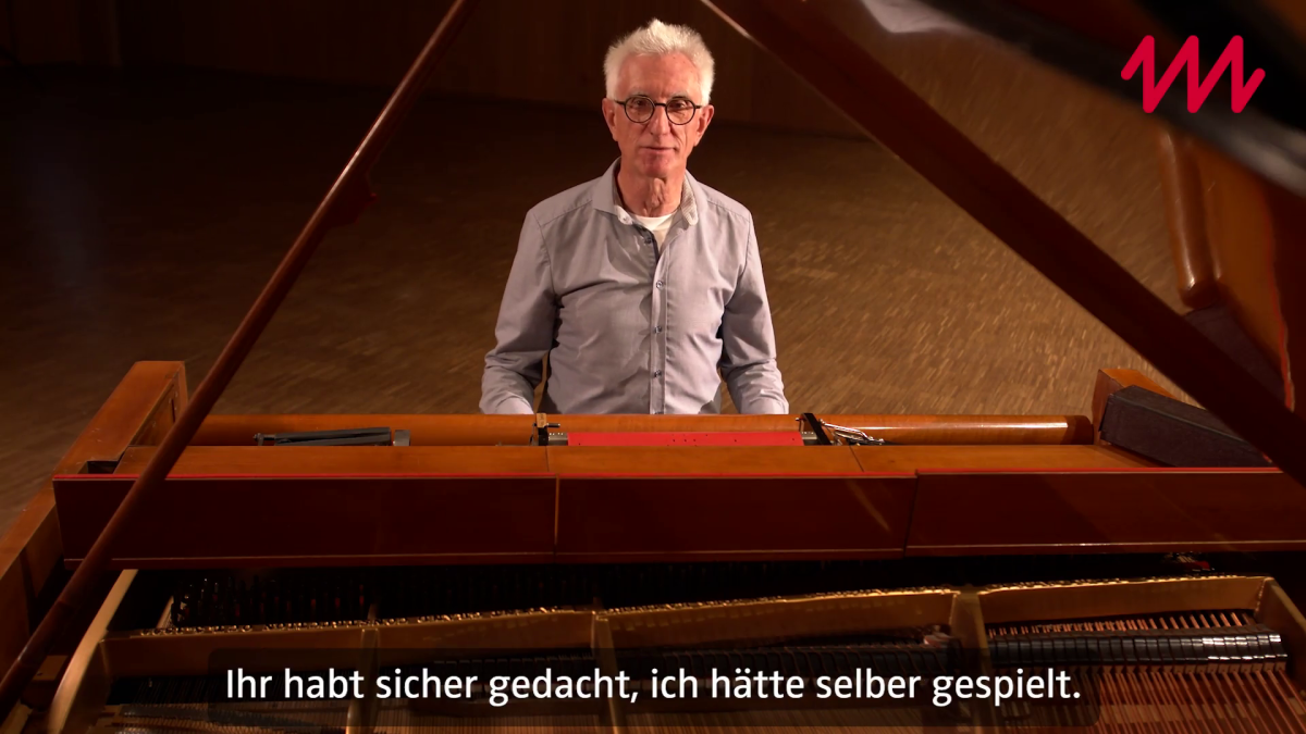 Der Mitarbeiter sitzt am Flügel Der Mitarbeiter sitzt am Flügel